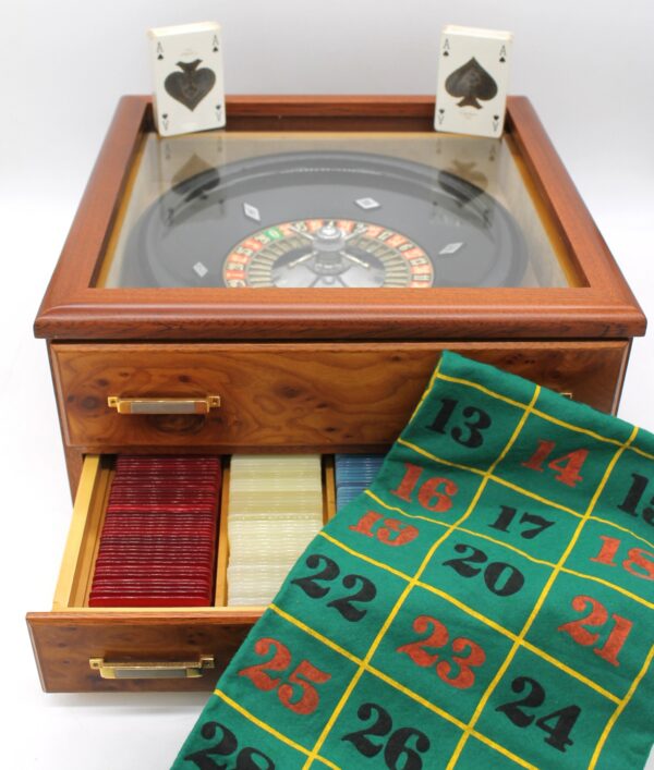 Cofanetto scatola da gioco con fiches e roulette