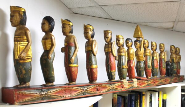 Scultura in legno processione indonesiana