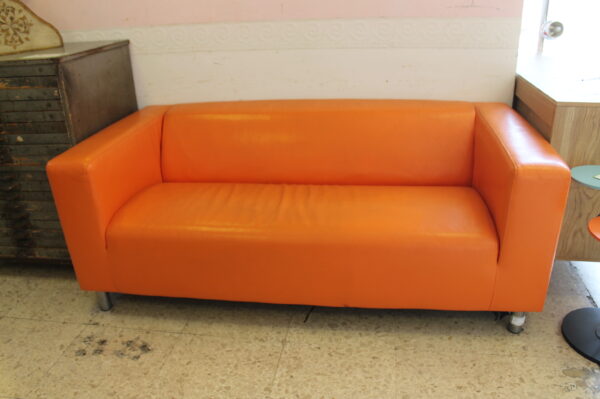 Divano tre posti arancio