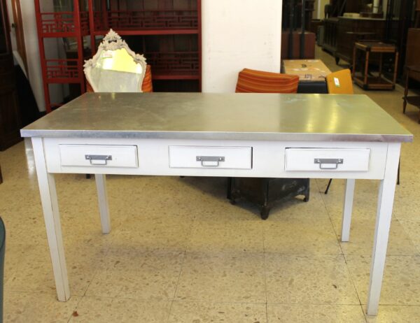 Tavolo con ripiano in alluminio