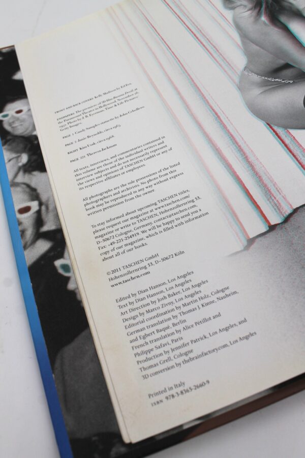 LIbro The Big Book of Breasts con occhiali 3D - immagine 3