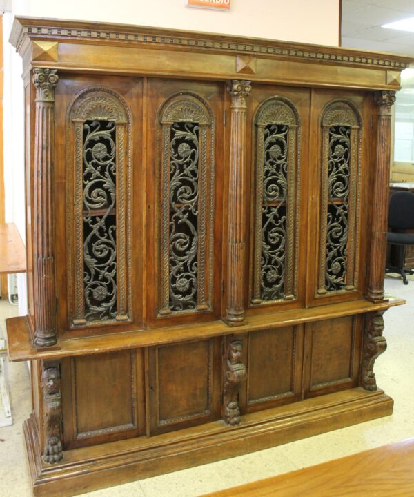 Credenza rinascimentale con intagli e colonne