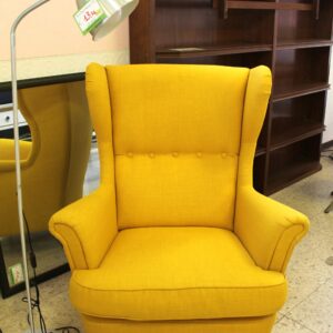 Poltrona gialla in tessuto