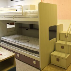 Letto a castello scorrevole con scaletta