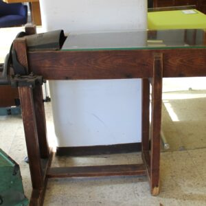 Tavolino d'epoca ricreato da un tagliafieno