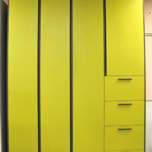 Armadio verde quattro ante più cassetti