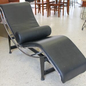 Chaise longue in ecopelle e acciaio