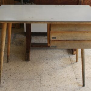 Scrittoio vintage con tre cassetti