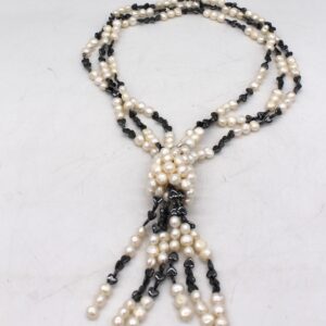 Collana di perle e decorazioni a cuore