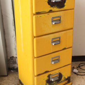 Cassettiera in metallo gialla