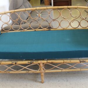 Divano in bamboo con cuscini