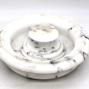 Acquasantiera bianca con venature nere