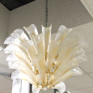 Lampadario in metallo e vetro di murano