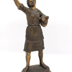 Statua di donna in metallo