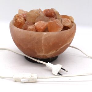 Lampada di sale con ciotola riempita di frammenti di cristalli di sale